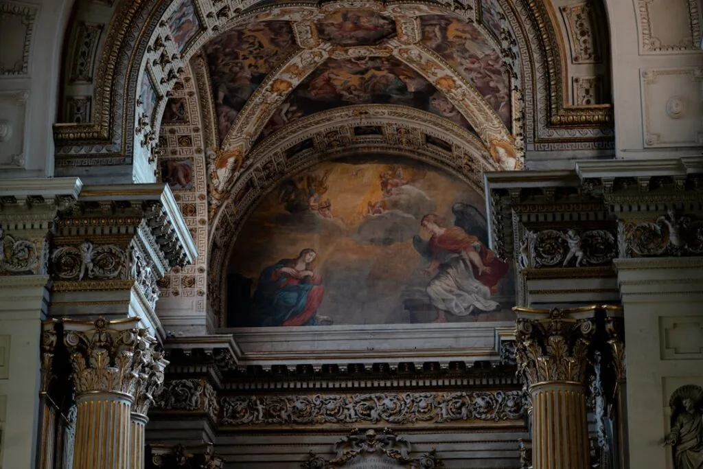 Plafond peint et fresque religieuse dans une église de Florence