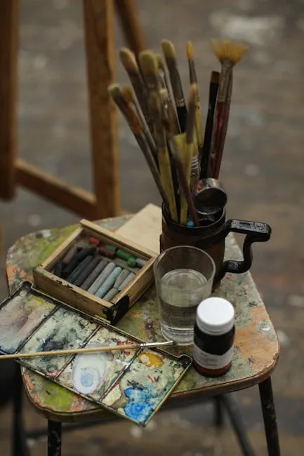 Pinsel, Pastellkreiden und Wasser auf bemaltem Hocker bei einem Workshop in Florenz