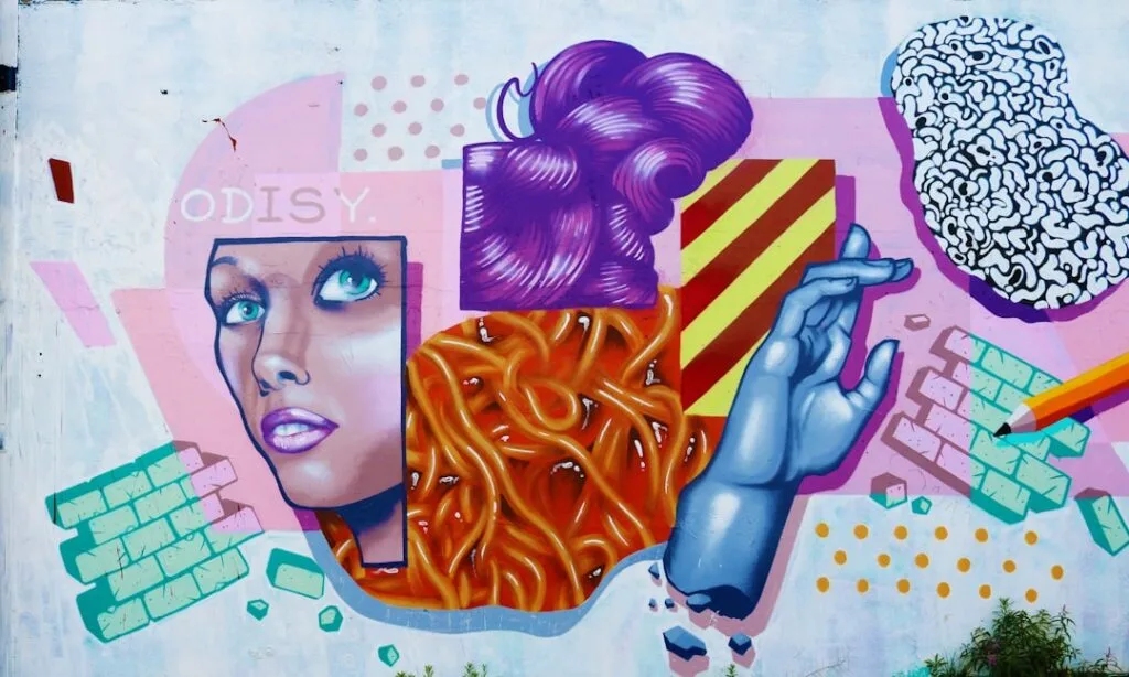 Buntes Wandgemälde mit Frauenportrait und blauer Hand in Florenz