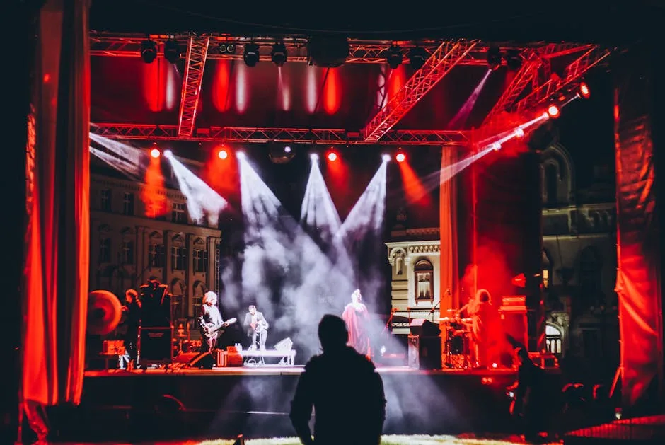 Scène illuminée en rouge lors d'un concert rock à Florence