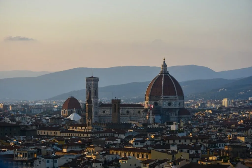 Panoramablick auf den Duomo von Florenz und die Dächer bei Sonnenuntergang