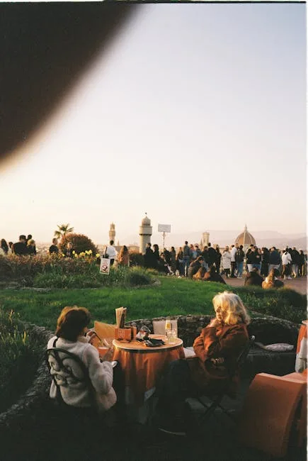 Deux personnes attablées à l'extérieur, foule au panorama du Duomo à Florence.