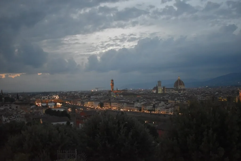 Blick über Florenz bei Dämmerung mit Dom und Palazzo Vecchio.