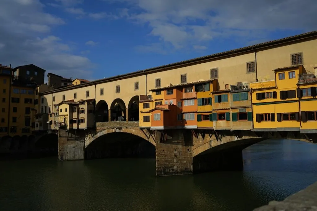 Die bunten Häuser des Ponte Vecchio über dem Arno in Florenz
