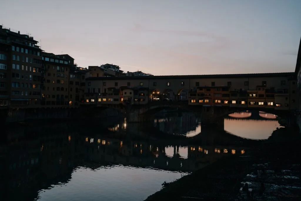Ponte Vecchio bei Dämmerung mit Reflexionen auf dem Arno in Florenz