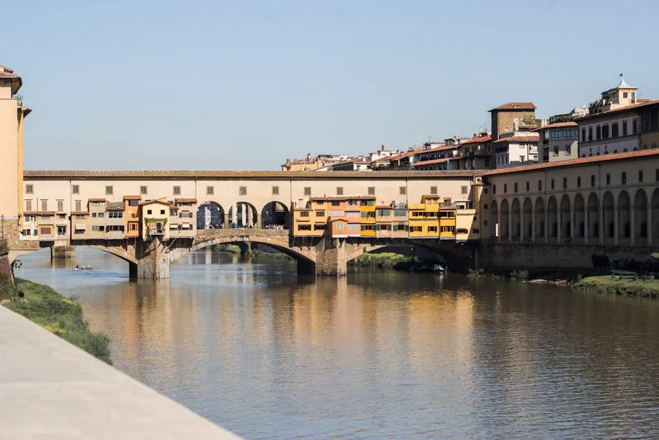 Ponte Vecchio à Florence, façades colorées reflétées dans l'Arno