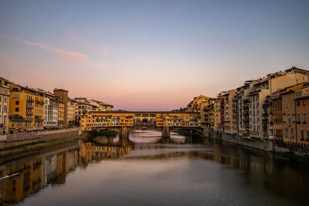 Ponte Vecchio sur l'Arno au coucher de soleil, reflet doré, Florence