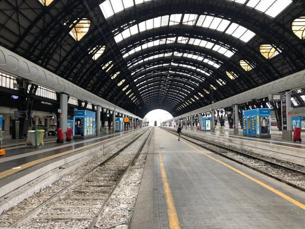Leere Gleise und gewölbte Bahnhofshalle der Santa Maria Novella in Florenz