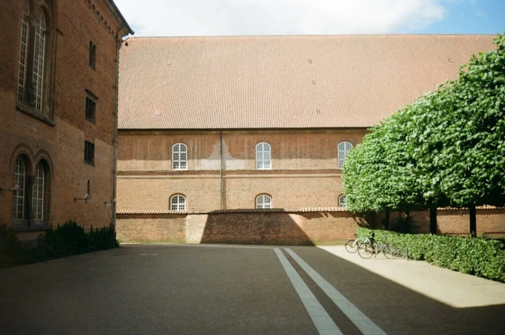 Cour intérieure aux murs de brique et vélos appuyés, Florence