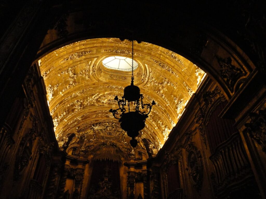Interno dell'officina profumo Santa Maria Novella, luce dorata