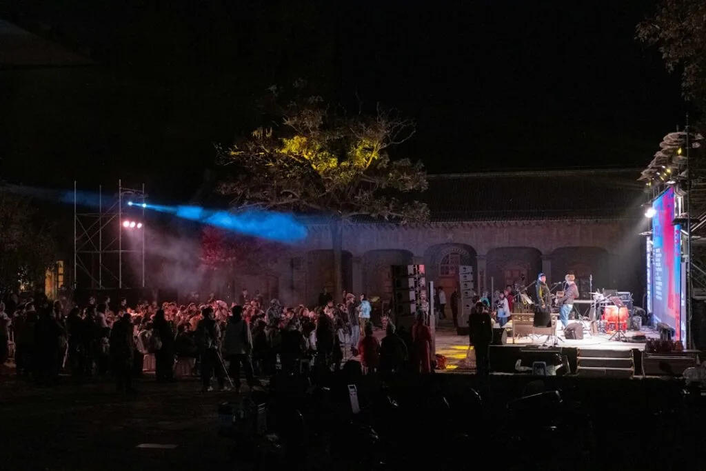 Concert en plein air à Florence avec foule et éclairages bleus