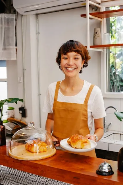 Lächelnde Verkäuferin reicht Croissants in einem Café in Florenz