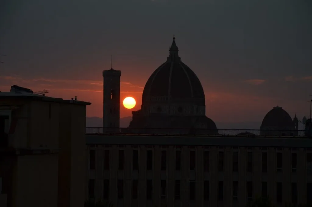 Sonnenuntergang hinter dem Dom von Florenz mit leuchtender Sonne