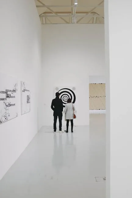 Deux visiteurs regardant une œuvre concentrique dans un musée de Florence