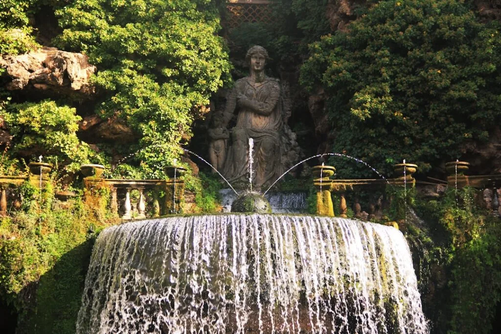 Großer Springbrunnen mit kaskadierendem Wasser und antiker Statue in den Boboli-Gärten, Florenz