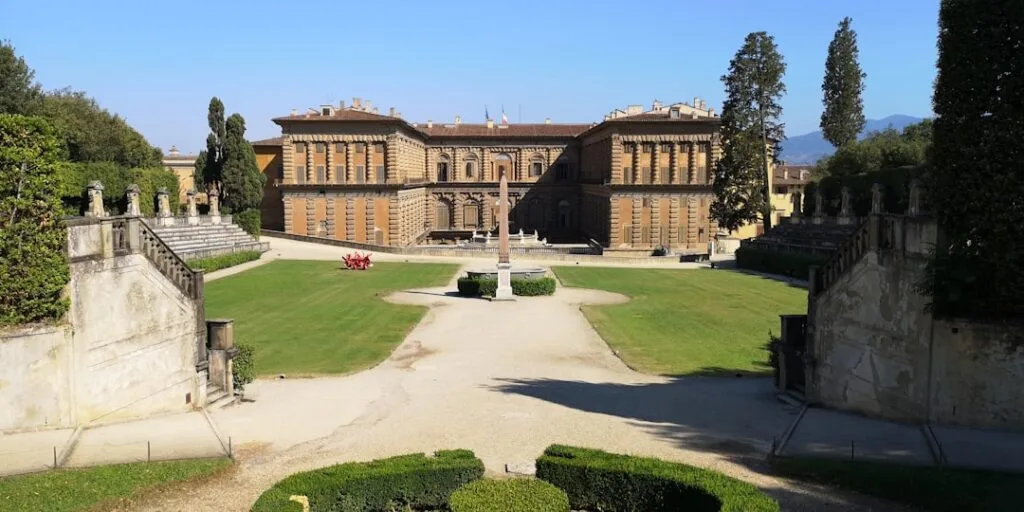 Palastfassade und zentraler Obelisk in den Boboli-Gärten von Florenz
