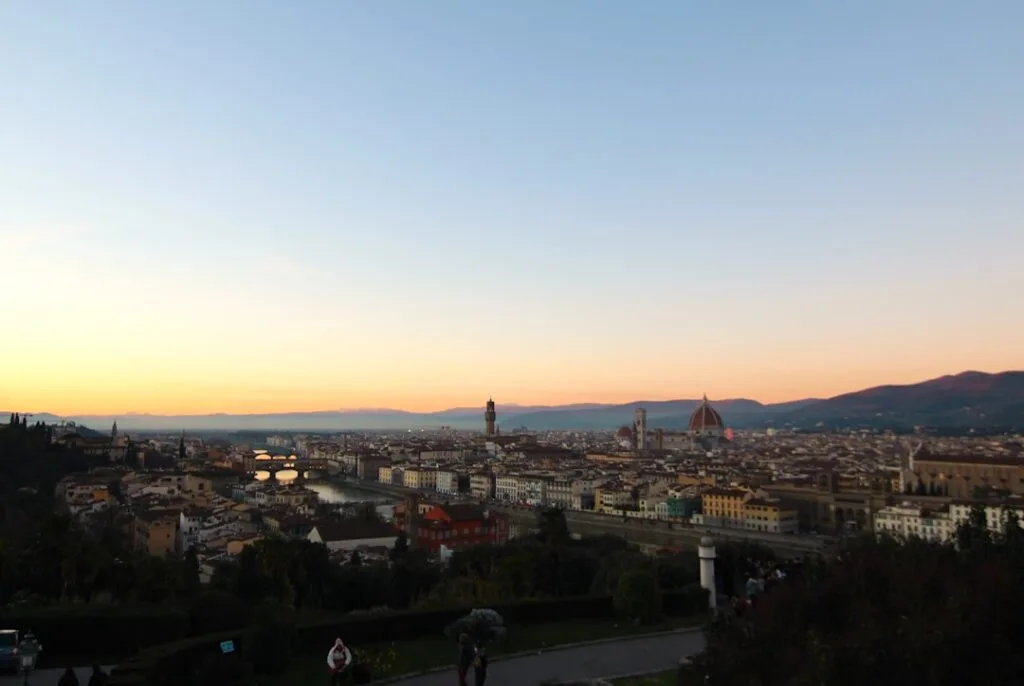 Panoramablick über Florenz mit Dom und Arno bei Sonnenuntergang