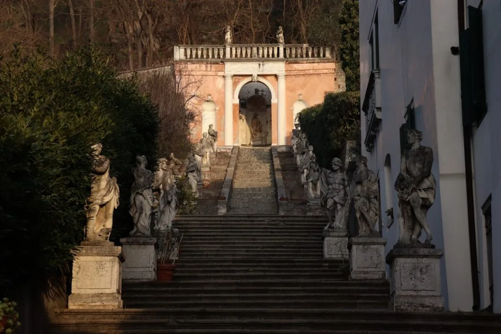 Escalier monumental bordé de statues conduisant à une loggia, Florence.