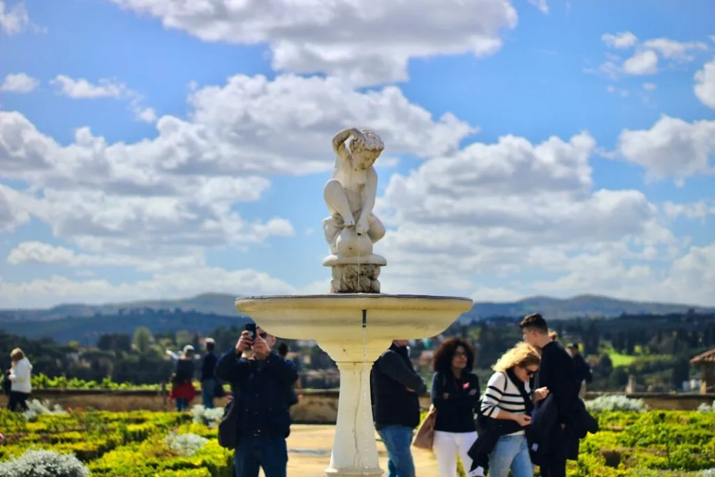 Statue d'enfant jouant au sommet d'une fontaine, vue sur Florence.