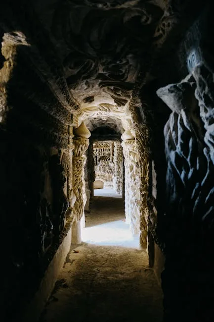 Dunkler, reich verzierter Grottengang mit Lichtöffnung in den Boboli-Gärten, Florenz