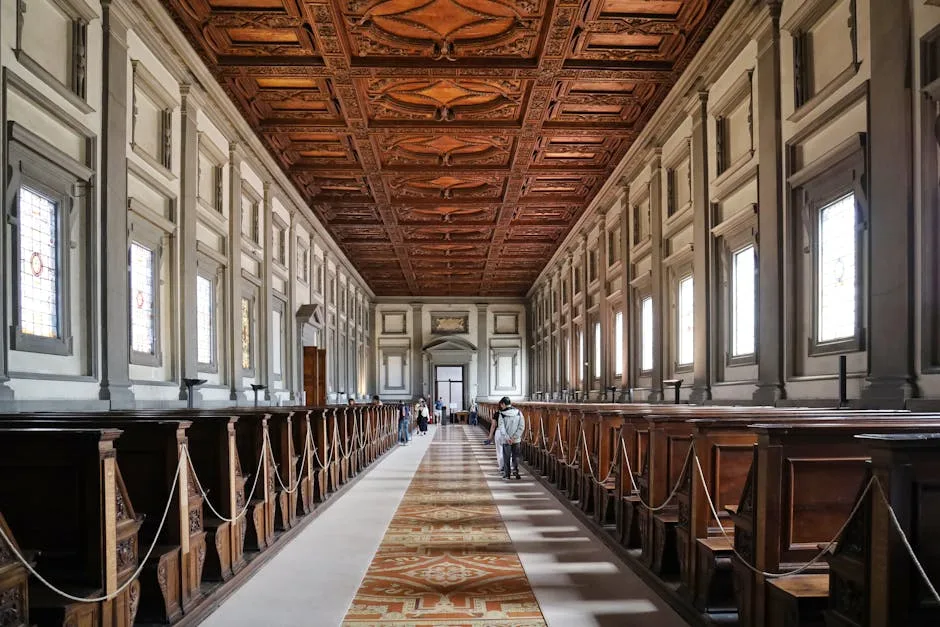 Langer Lesesaal mit geschnitzter Holzdecke in der Biblioteca Laurenziana, Florenz