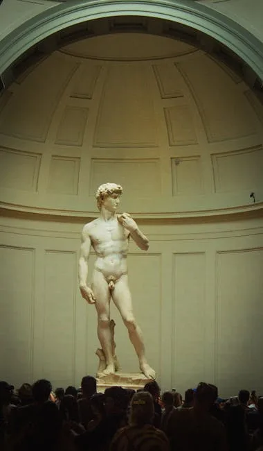 Statue du David de Michel‑Ange entourée de visiteurs à Florence