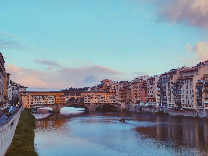 Ciel pastel au crépuscule et bateau près du Ponte Vecchio.