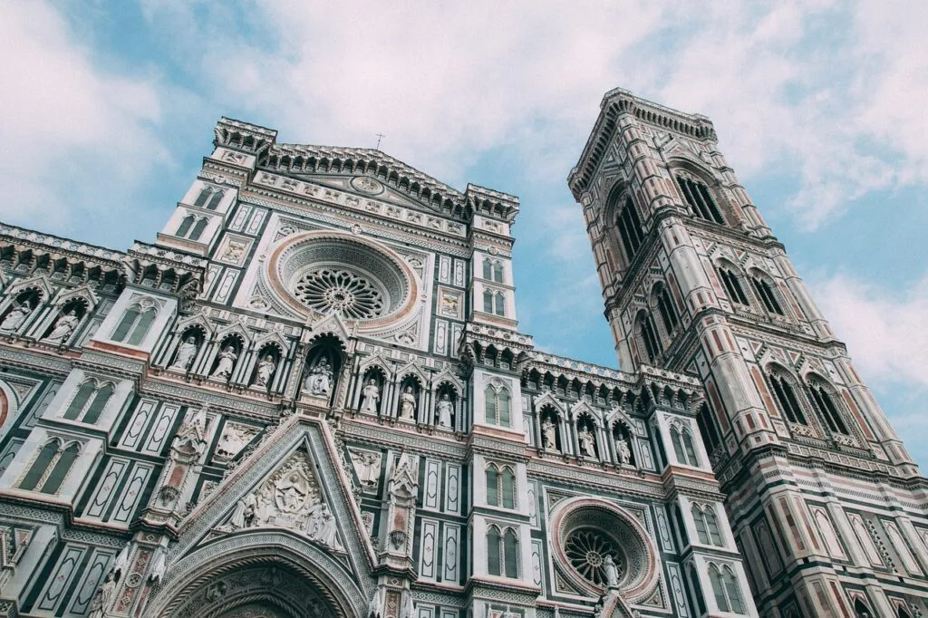 Façade ornée du Duomo de Florence et son campanile