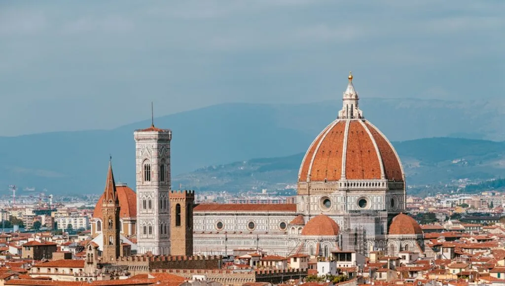 Vue rapprochée du Duomo de Florence avec le campanile et les collines.
