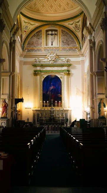 Nef éclairée d'une église florentine avec autel et crucifix