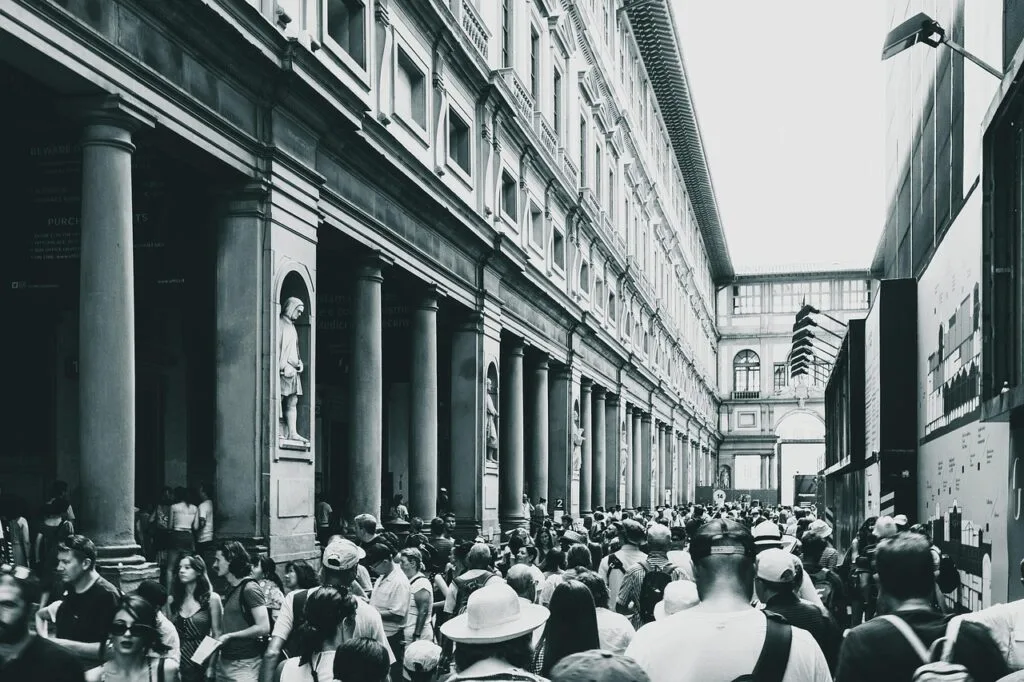 Foule compacte dans la loggia des Offices à Florence, noir et blanc.