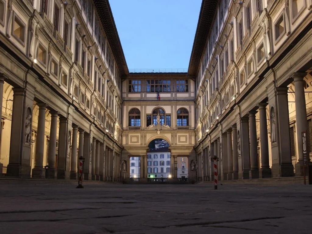 Perspective symétrique du bâtiment des Offices à Florence, sol en pavés
