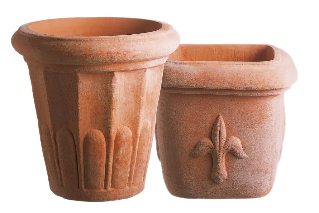 Deux pots en terre cuite, l'un orné d'une fleur de lys florentine