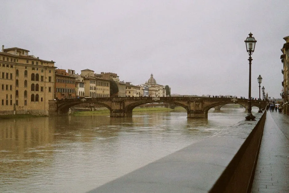 Le pont et le quai bordant l'Arno à Florence sous la pluie.