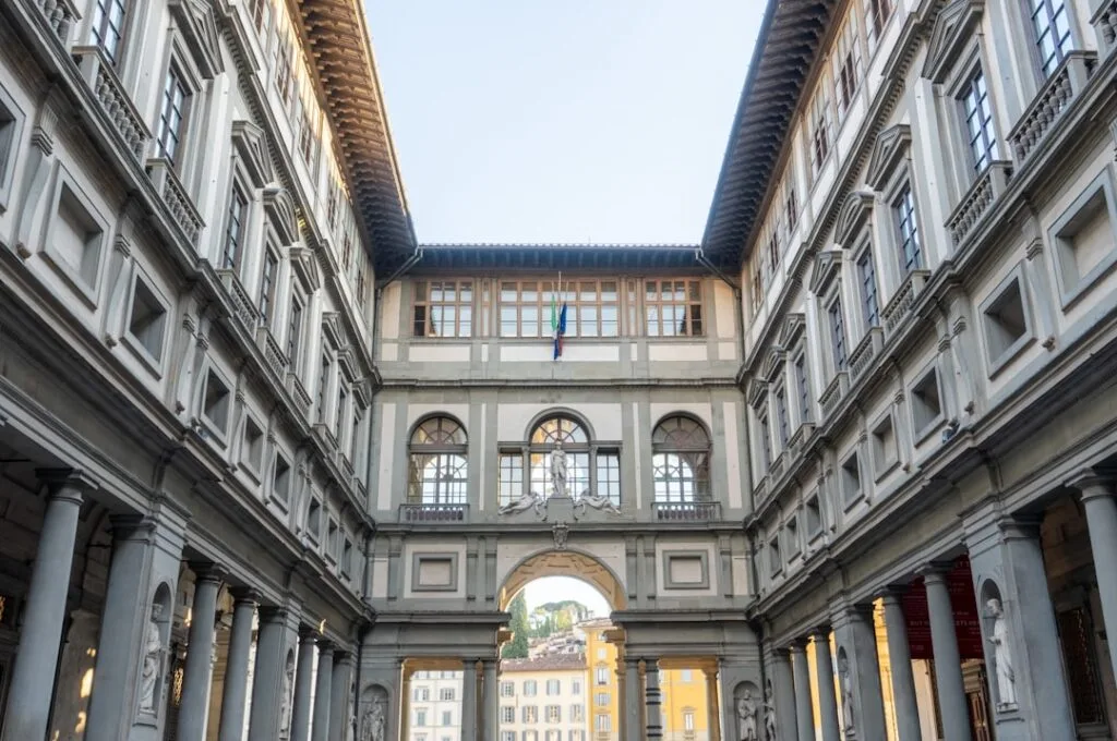 Cour intérieure des Offices à Florence, perspective symétrique des colonnades.