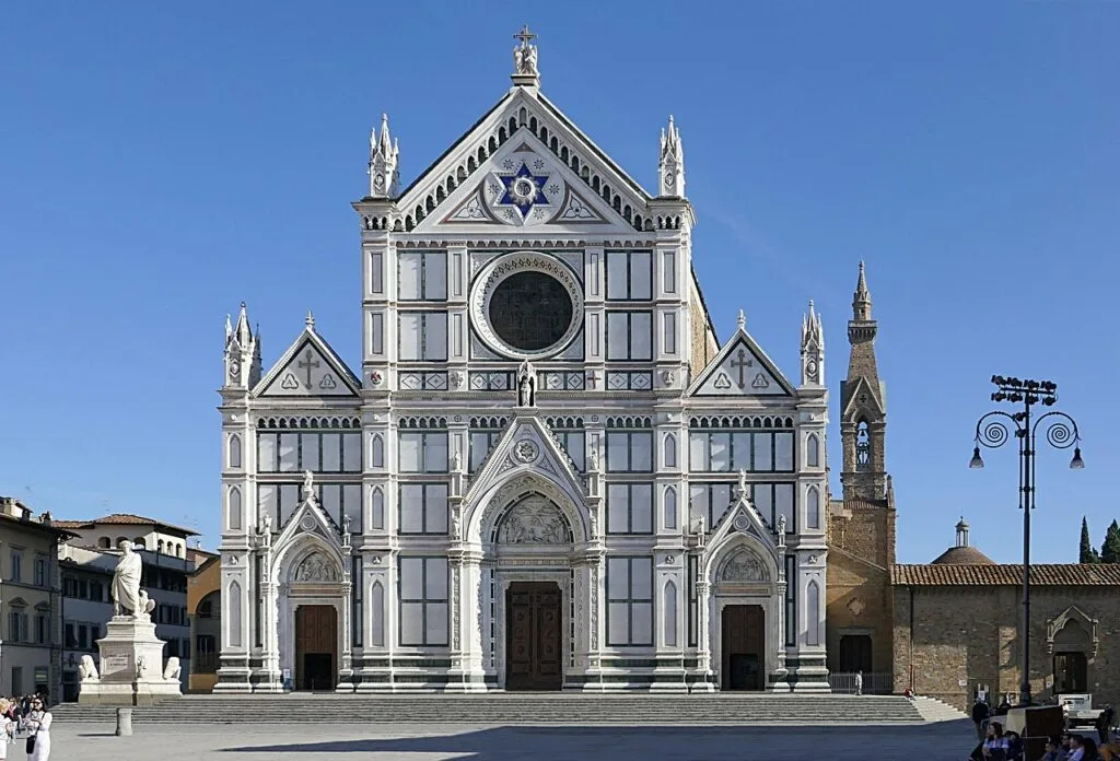 Façade blanche et verte de la basilique Santa Croce à Florence
