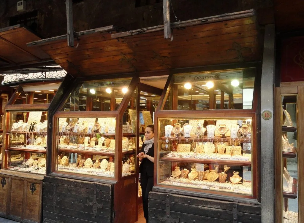 Schaufenster einer Goldschmiede am Ponte Vecchio in Florenz mit Schmuck