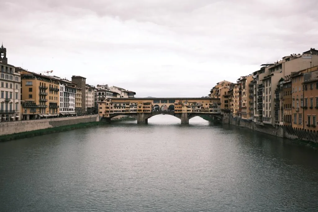 Le Ponte Vecchio traversant l'Arno avec façades colorées à Florence