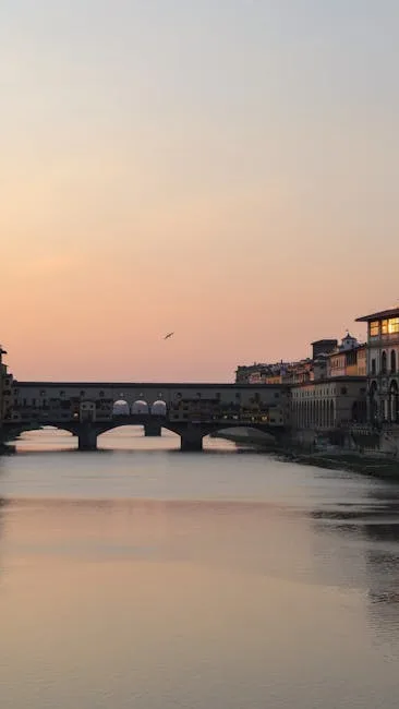 Ciel rose du petit matin au-dessus du Ponte Vecchio à Florence