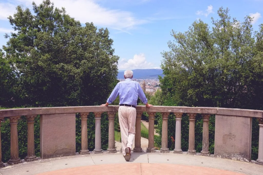 Personne vue de dos contre une balustrade, regardant Florence
