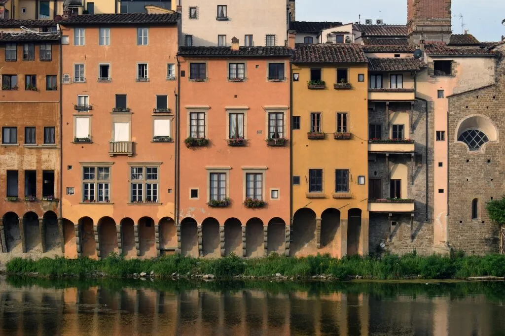 Façades colorées et arches sur les rives de l'Arno à Florence