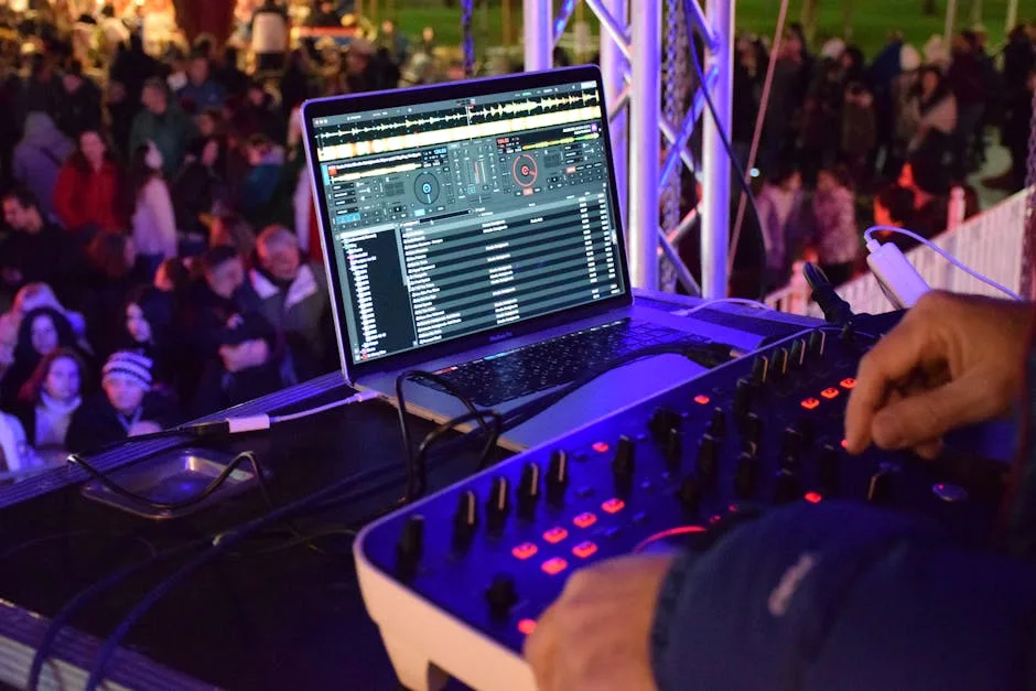 DJ réglant la table de mixage avec foule floue en fond à Florence