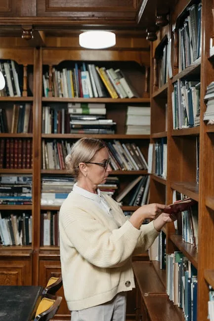 Une femme feuillette un livre dans une librairie en bois à Florence.
