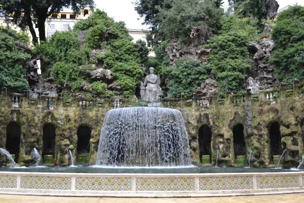 Fontaine en grotte dans les jardins de Boboli à Florence