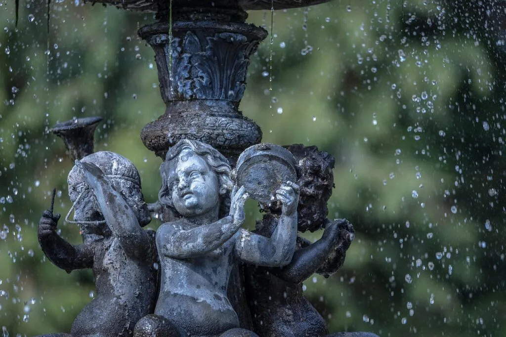 Détail de fontaine avec putti et gouttes d'eau à Florence