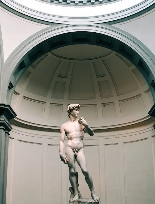 Statue du David de Michel-Ange dans une niche monumentale à Florence