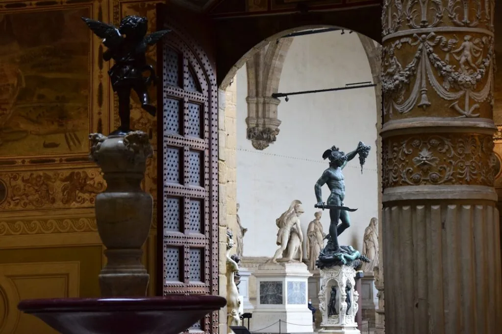 Perseus von Cellini, der den Kopf der Medusa hält, Loggia dei Lanzi, Florenz