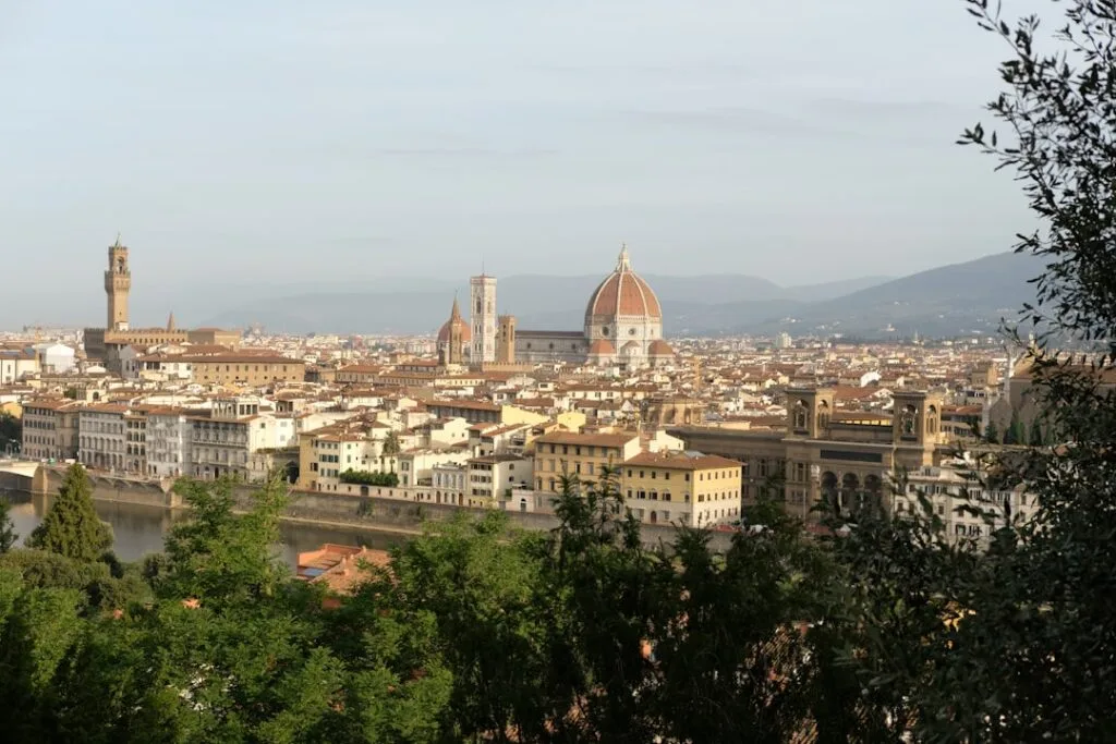 Panorama diurne de Florence avec le Duomo et l'Arno depuis les jardins du Boboli