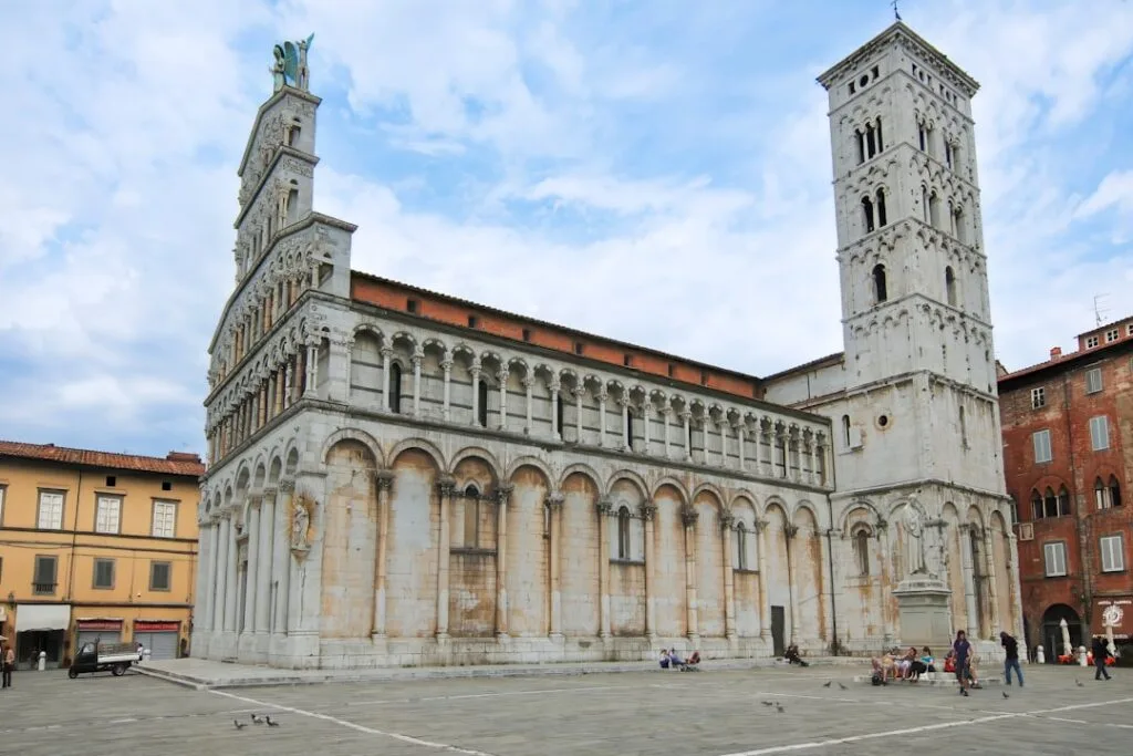 façade blanche de la cathédrale de Lucca sur vaste piazza