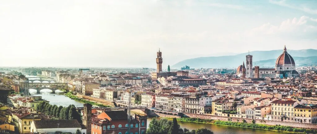 Vue panoramique de Florence montrant le Duomo et l'Arno